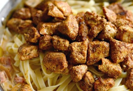 1. Этап. Каджунская паста с курицей: 7. Теперь выложите к соусу с овощами фетучини и курицу.