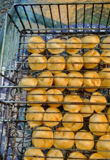 1. Этап. Пельмени-гриль с индейкой: Пельмени полить маслом, аккуратно перемешать, чтобы они полностью им покрылись. Выложить на решётку и закрыть её, несильно прижимая.