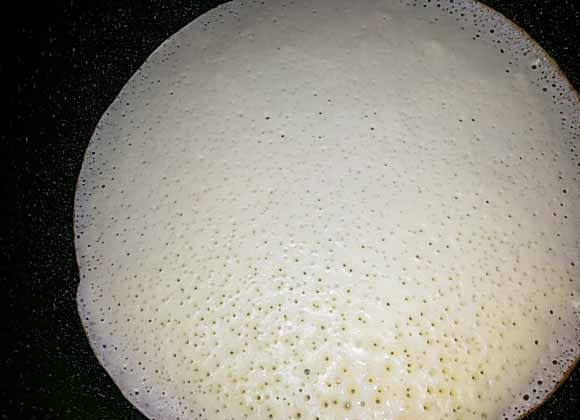 1. Этап. Блины с дырочками на молоке: 6. Разогрейте сковороду с каплей растительного масла, а лучше смазать ее с помощью кисточки. Вылейте немного теста, вы сразу заметите, как на нем образуются маленькие дырочки.