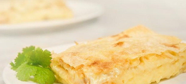 1. Этап. Пирог из армянского лаваша: Смажьте поверхность пирога растопленным на пару сливочным маслом и отправляйте в разогретую до 180 градусов духовку. Время выпекания – 20 минут. Приятного аппетита!