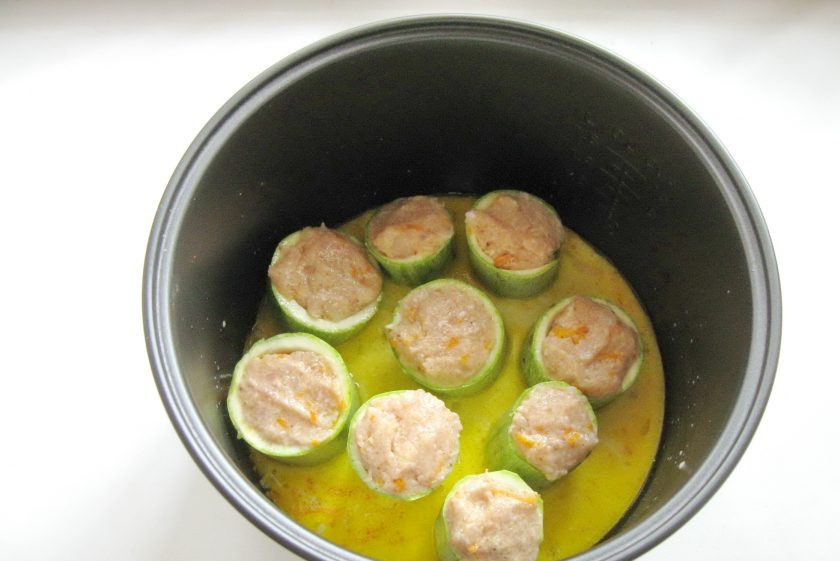1. Этап. Кабачки фаршированные курицей в мультиварке: Подготовленные кабачки наполните приготовленным фаршем и выложите в чашу мультиварки.