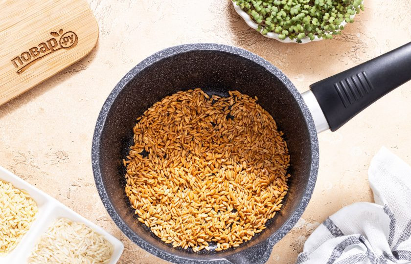 1. Этап. Пилав из пасты орзо: Обжаривайте орзо до карамельного цвета. Постоянно помешивайте.