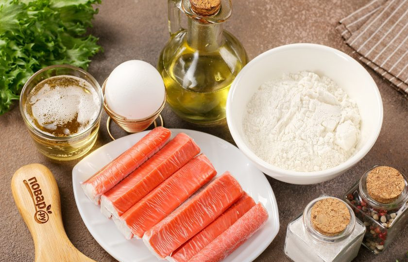 1. Этап. Крабовые палочки в пивном кляре: Подготовьте все ингредиенты. Крабовые палочки можно обжарить целыми или разрезать пополам.