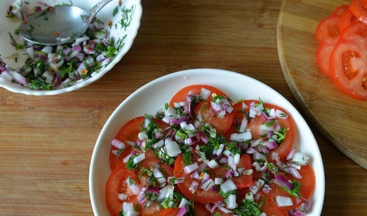 1. Этап. Кебабы из индейки с быстромаринованными помидорами: В салатнике (тарелке) кладём слой помидоров, на него слой маринада, далее опять стой помидоров, и снова - маринад.