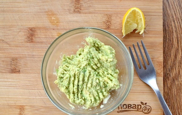 1. Этап. Перцы Тако: Для гуакамоле мякоть авокадо разомните в пюре и соедините с лимонным соком, чесноком, солью, оливковым маслом (1 ст. л.).