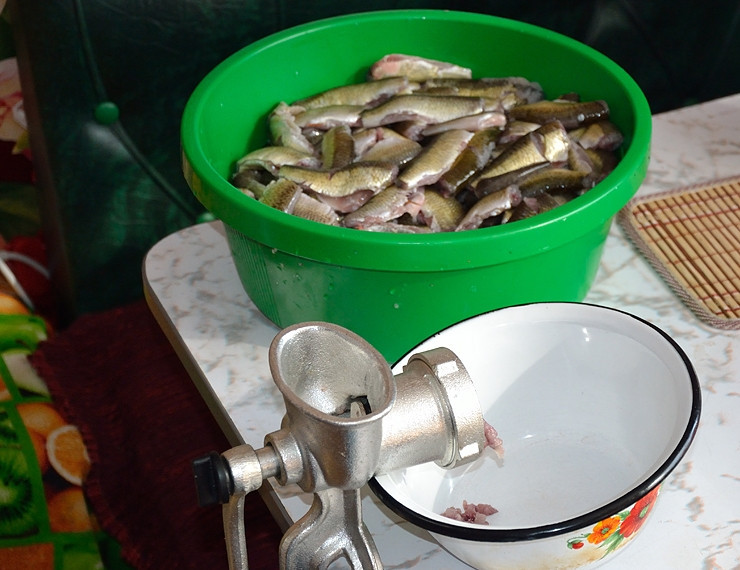 1. Этап. Котлеты из плотвы: Сначала через мясорубку пропустите рыбу.