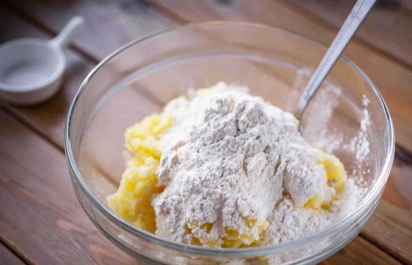 1. Этап. Ньокки с креветками: Добавьте 100 грамм муки.