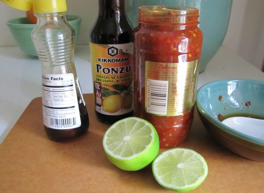 1. Этап. Салат с кальмаром и грибами: 4. Для заправки: в большую миску наливаю соус «Понзу», сок лайма, чесночный соус, кунжутное масло, чили соус.