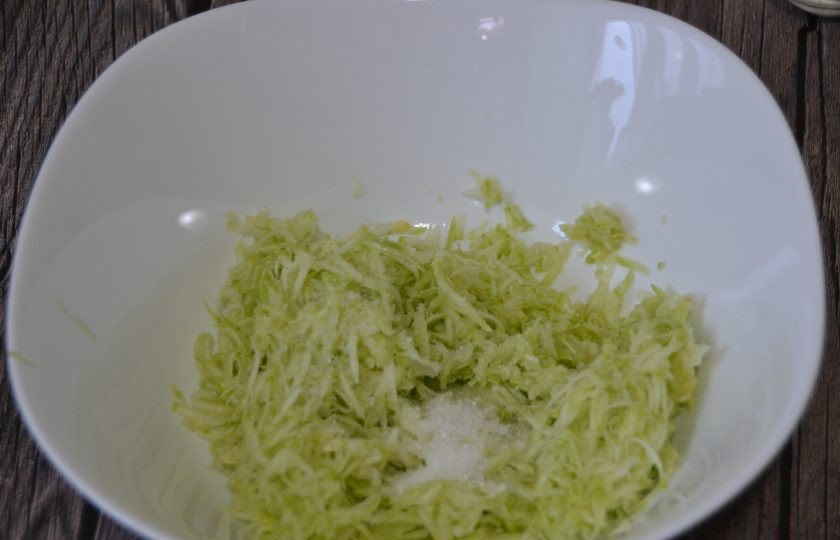 1. Этап. Оладьи из кабачков на дрожжах: Добавьте соль и сахар, размешайте.