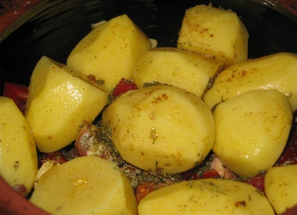 1. Этап. Тушеные утиные грудки: Вот теперь влейте жир из-под утки, что отложили ранее. Если его не достаточно, влейте бульон или вина немного. Но простая вода тоже подойдет. Главное, утку должно накрыть хорошо.