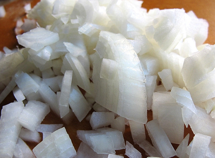 1. Этап. Курица с грибами в горшочке: Лук почистить и мелко нарезать.