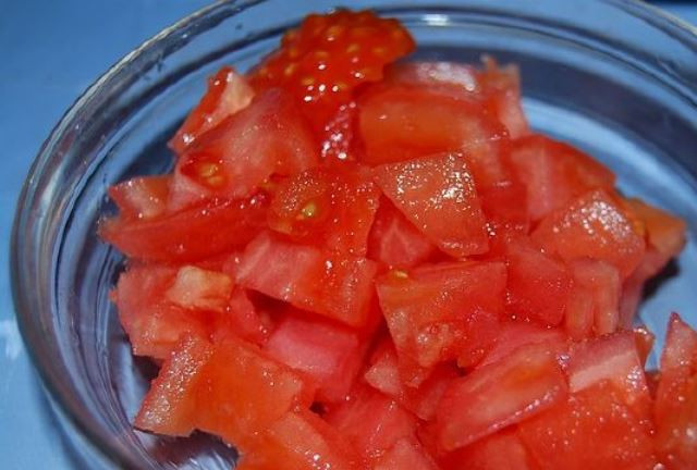 1. Этап. Кавказский суп из баранины: Удалите шкурку у помидор и порежьте кубиками.