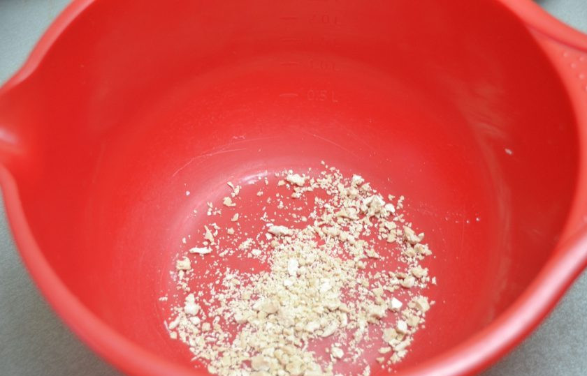 1. Этап. Польские булочки: В емкость для замешивания теста раскрошите прессованные дрожжи.