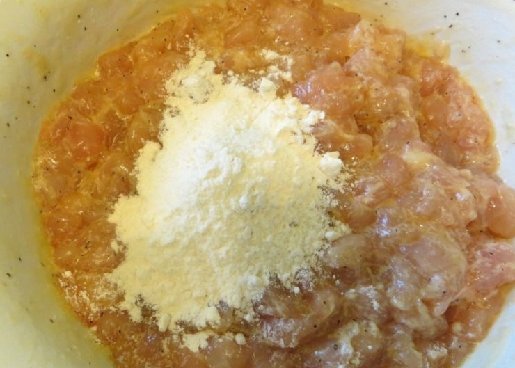 1. Этап. Куриные котлеты Нежность: Высыпаем в миску ложку муки и еще раз все перемешиваем.