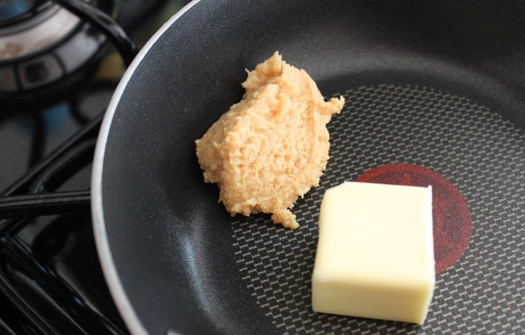 1. Этап. Жаркое по-французски: 1. Чеснок почистите и пропустите через пресс в сковороду. Туда же выложите маслою