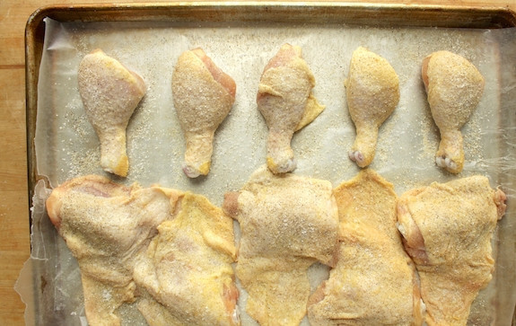 1. Этап. Курица во фритюре: Посыпьте получившейся смесью специй куриные ножки и бедрышки.