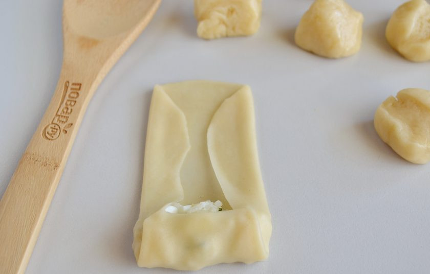 1. Этап. Молдавские пирожки с рисом Вэрзэре: И сверните рулетиком пирожок.