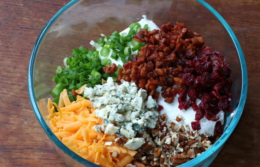 1. Этап. Колобки Три сыра: Сыр чеддер натрите на крупной терке, орехи измельчите. Соедините все ингредиенты, оставьте примерно треть бекона и зеленого лука для панировки.