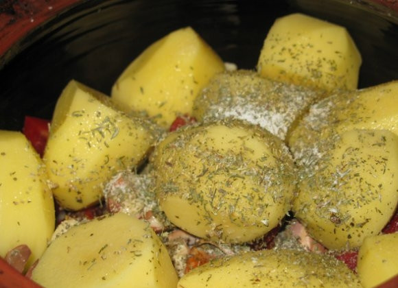 1. Этап. Тушеные утиные грудки: Картошку почистите и уложите сверху, тоже присыпав специями. Кстати, если картошка молодая и не крупная, то ее даже не надо резать на кусочки.