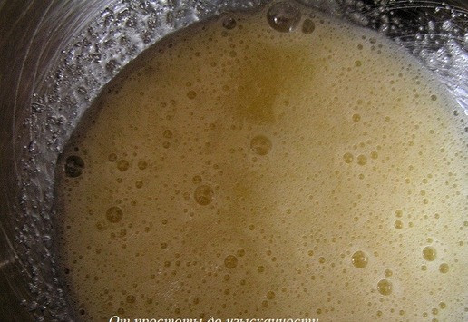 1. Этап. Праздничная кростата с зефиром: Взбейте венчиком.