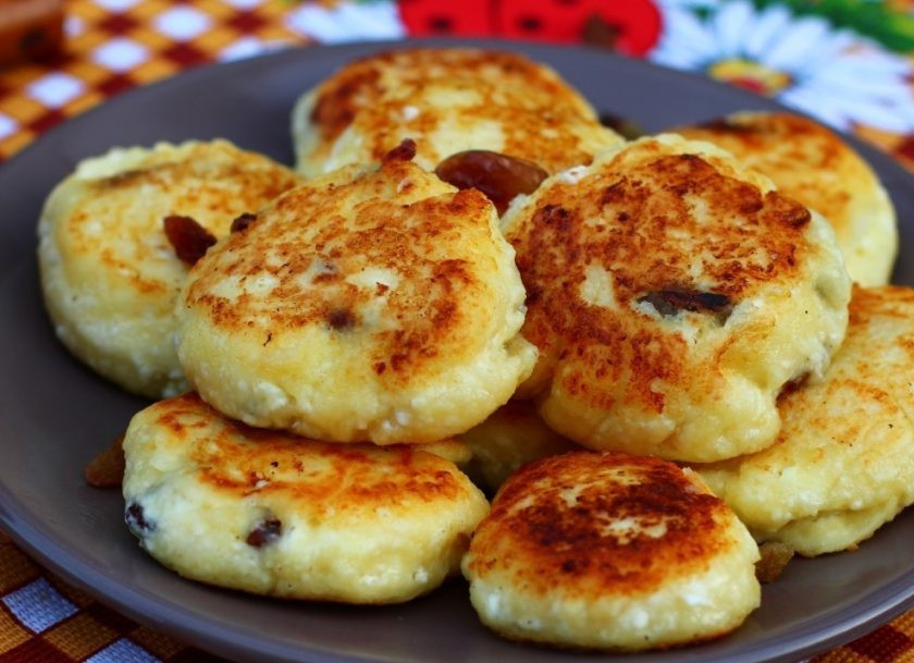 1. Этап. Сырники из творога с изюмом: 7. Подавать сырники из творога с изюмом можно горячими, а можно и холодными.