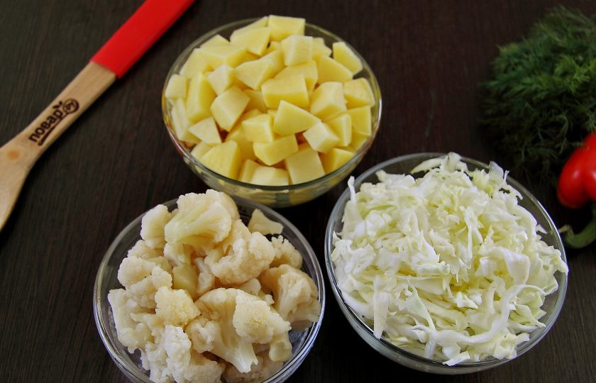 1. Этап. Летний овощной суп: Тем временем нарежьте кубиками картофель, цветную капусту разберите если необходимо на соцветия, белокочанную мелко нарежьте. Как только вода закипит, добавьте овощи в кастрюлю и варите до готовности.