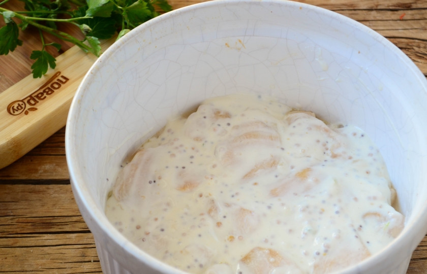 1. Этап. Куриное филе в сливочном соусе: Сложите кусочки курицы в форму для запекания, залейте подготовленным соусом.