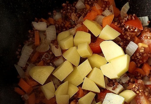 1. Этап. Гречневый суп с тушёнкой Походный: Выкладываем картофель порезанный. Я взяла 2 маленьких клубня. Если вы любите больше в супе картофеля, то положите по своему вкусу. Перемешаем и притомим немного.