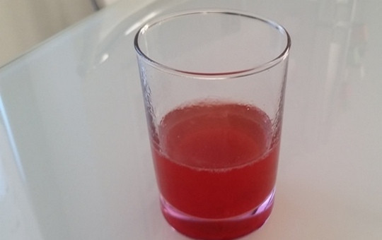 1. Этап. Чизкейк с ягодами (без выпечки): 2. Листы желатина замочите в небольшом количестве холодной воды и оставьте на 10 минут, затем отожмите и растворите в 1/2 стакана теплой воды с добавлением варенья из красных ягод и отставьте пока в сторону.