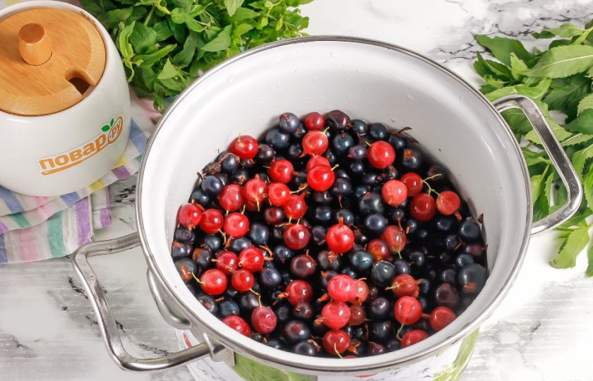 1. Этап. Джем из крыжовника и смородины: Пересыпьте промытые ягоды в кастрюлю или в казан, но не до верха. Так как варенье будет кипеть, то желательно оставить до края емкости 3-5 см., иначе оно убежит.