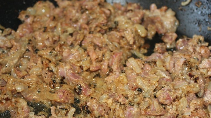 1. Этап. Куриные желудки по-деревенски: Потом уберите крышку. Влейте ещё масла. Обжарьте блюдо, помешивая, ещё пару минут. Всыпьте соль и перец по вкусу.