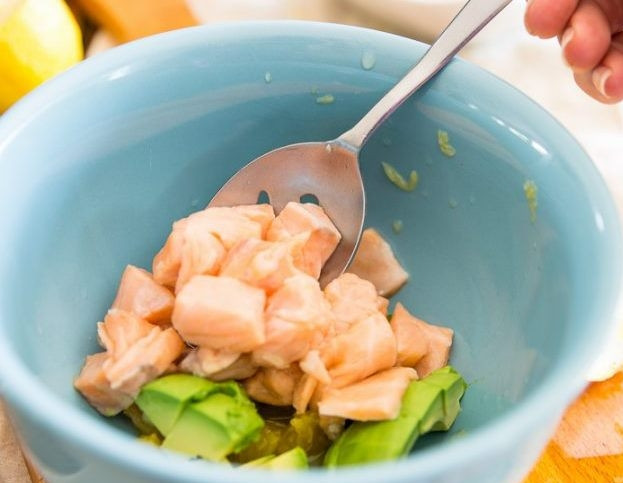 1. Этап. Салат с сёмгой: Выложите в пиалку замаринованную семгу. Тщательно перемешайте все ингредиенты.