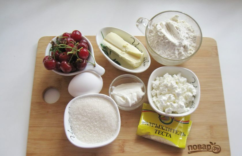 1. Этап. Сочники с вишней: Подготовьте ингредиенты для приготовления сочней.