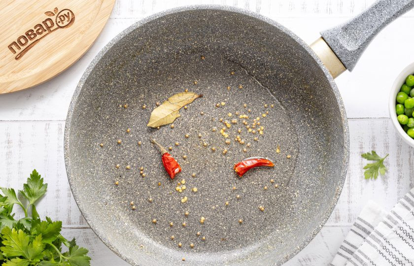 1. Этап. Капуста по-индийски: Разогрейте сковороду на среднем огне с растительным маслом. Обжаривайте в нем лавровый лист, перец чили и семена тмина до раскрытия аромата около минуты.
