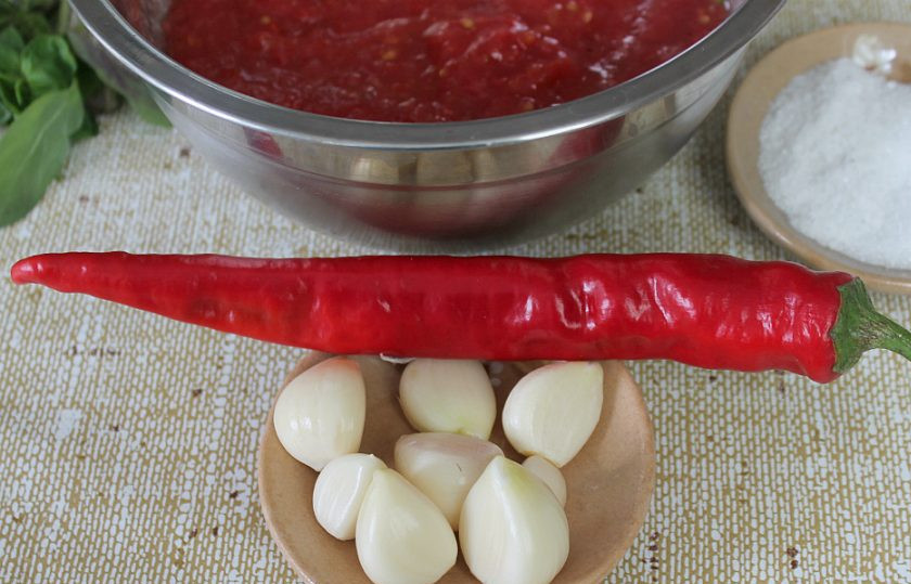 1. Этап. Аджика из помидоров без варки: Далее, пропускаем через мясорубку острый перец вместе с семечками и чеснок.