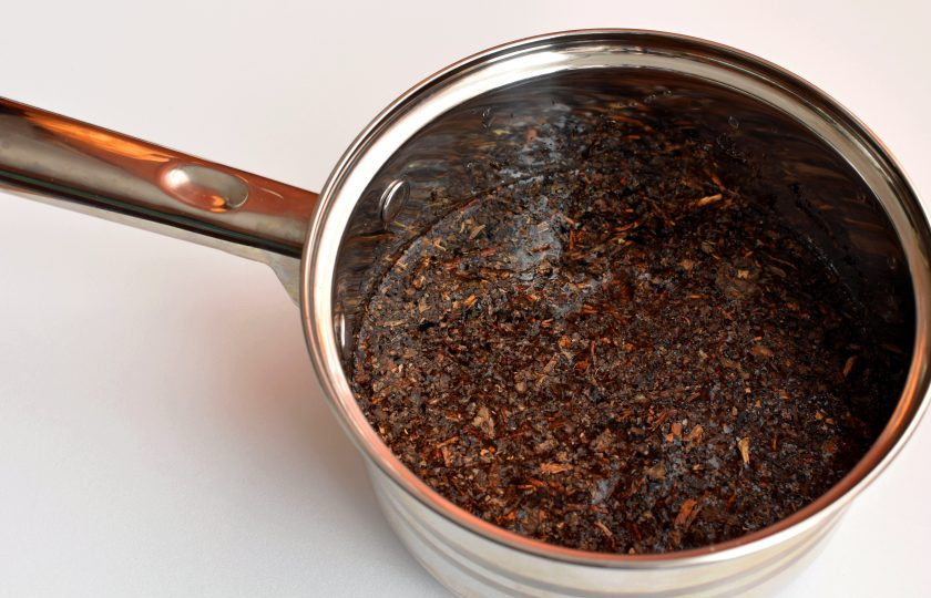 1. Этап. Чай по-тувински: Раскрошите кусок плиточного чая в неокисляемую посуду и залейте холодной водой. Поставьте на огонь, доведите до кипения и варите на медленном огне 10 минут.