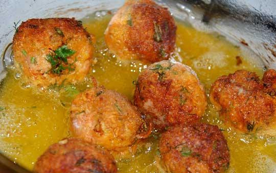 1. Этап. Морковные крокеты: Затем при помощи шумовки достаем шарики, перекладываем в небольшую кастрюльку, поливаем сметаной и тушим их минут 10-15 на медленном огне.