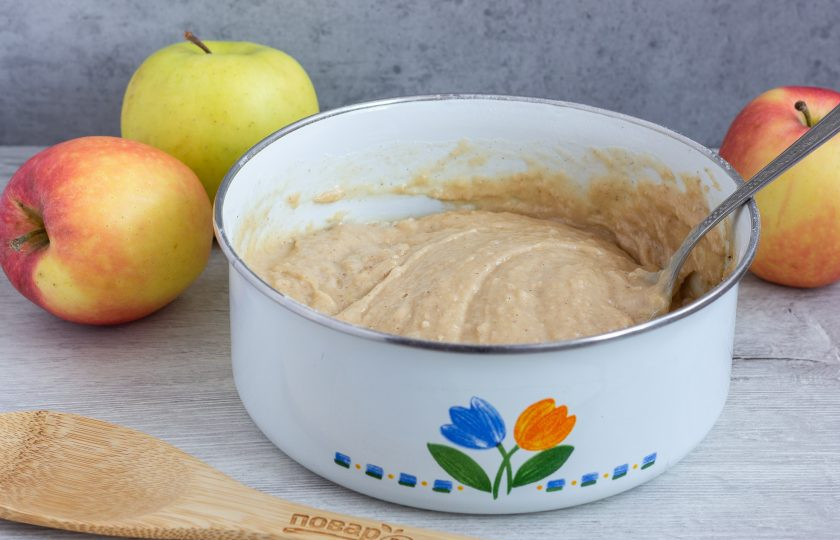 1. Этап. Пряные кексы: Затем добавьте оставшуюся массу и размешайте до однородности. Сильно вымешивать не нужно.