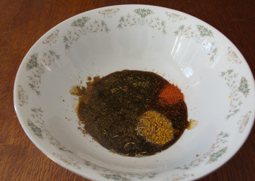 1. Этап. Маринад для мяса в духовке: Добавляем соевый соус, устричный соус, бальзамический крем, оливковое масло. Выдавливаем через пресс чеснок. Взбиваем вилочкой.