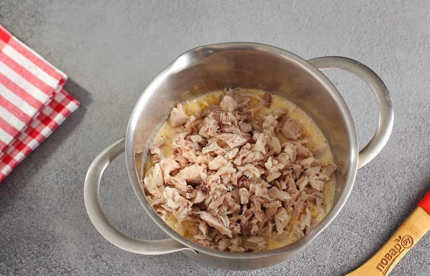 1. Этап. Запеканка из вареной курицы: В конце добавьте нарезанную небольшими кусочками курицу.