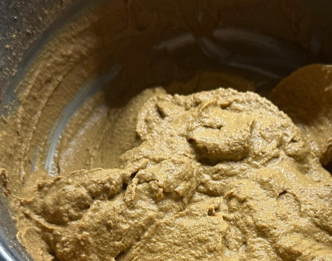 1. Этап. Паштет из индюшачьей печени: Когда переложил в лотки, накрыл их салфеткой и дал остыть. А уж потом крышками лотки закрыл и в холодильник убрал. Почему салфетками, а не сразу крышками. Потому что паштет горячий и влаги много. Зачем мне конденсат, который в паштет и выпадет? Мне не нужен. Вот поэтому и салфетки.