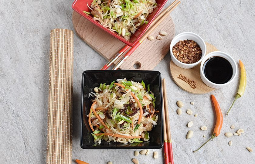 1. Этап. Китайский салат из капусты: Перемешайте и разложите салат по порционным салатникам. Сверху присыпьте зеленым луком и оставшимся арахисом.