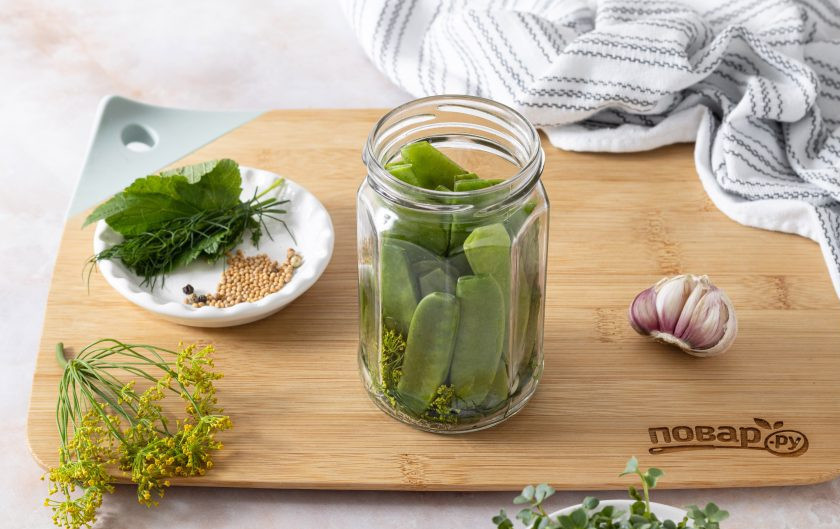 1. Этап. Маринованный зеленый горошек: Заполните баночку стручками гороха.