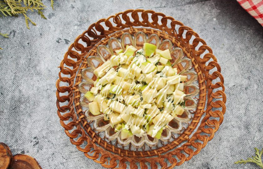 1. Этап. Салат Франция: У яблока удалите сердцевину, порежьте его мелким кубком и выложите сверху, нанесите сеточку из майонеза.