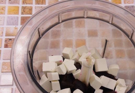 1. Этап. Тарталетки с тунцом и свекольным паштетом: Готовую свеклу остудить, почистить, нарезать небольшими кубиками и выложить в чашу блендера (измельчителя). Туда же выложить нарезанный кубиками сыр.