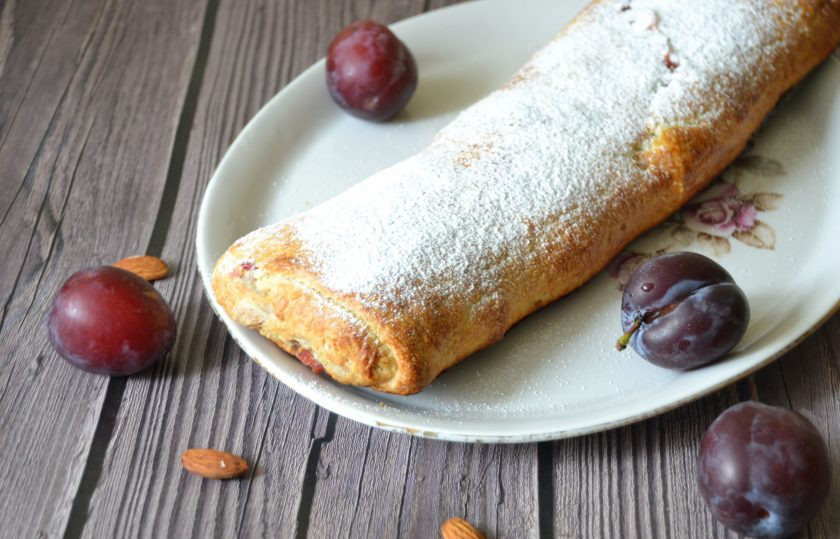 1. Этап. Штрудель со сливой: Охладите штрудель до комнатной температуры, присыпьте сахарной пудрой.