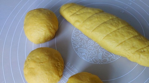 1. Этап. Манговый Верзила с котлетой из индейки: Тесто получается очень мягким, абсолютно нелипким, не требующим подпыла. Из данного количества теста получается шесть булочек массой 70-80г. Сэндвич я собираю из нижней удлиненной части и верхней округлой. Поэтому на четыре порции сформовала один батончик и три булочки (по 70-80г)