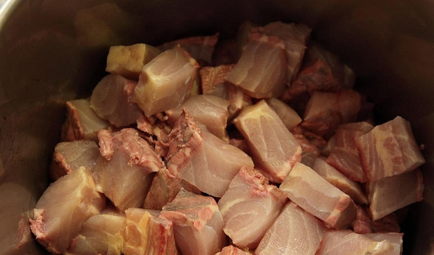 1. Этап. Рыба на костре: Для маринада соединяем: лимонный сок, масло, вино и специи. Рыбу нарезаем порционными кусочками и заливаем маринадом на 2 часа.