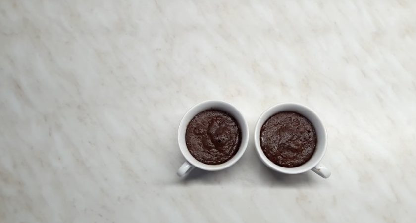 1. Этап. Шоколадный кекс за 3 минуты в микроволновке: 3. Разложите тесто поровну в две кружки (их нужно слегка смазать сливочным маслом), выпекайте в микроволновой печи 3 минуты в режиме 