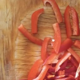 1. Этап. Салат с кальмарами: Перец нарезать соломкой. И в миску его!